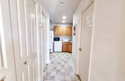 Cheltenham Apartment | Lovely 2Br apt with Patio