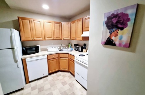 Cheltenham Apartment | Lovely 2Br apt with Patio