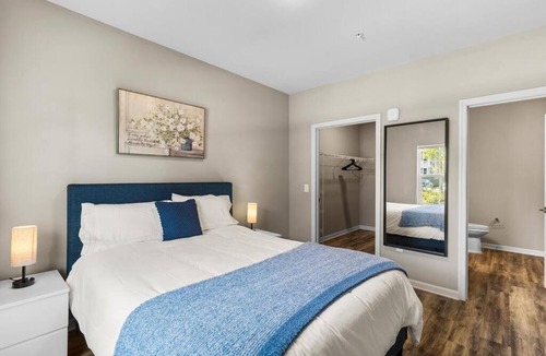 Melbourne Apartment | Luxurious 2/2 Condo with Pool, Gym and Laundry