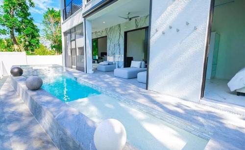 East Naples House | Luxury 5bd 5ba heated Pool, 5 Min to Beach & 5th ave