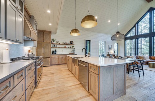 Broken Bow Cottage | Luxury Broken Bow Cabin w/Hot Tub on 3 Acres!