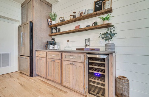 Broken Bow Cottage | Luxury Broken Bow Cabin w/Hot Tub on 3 Acres!
