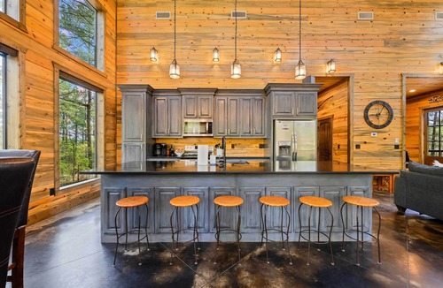 Broken Bow Cottage | Luxury Cabin in the Woods w/Hot Tub & Yard Games!