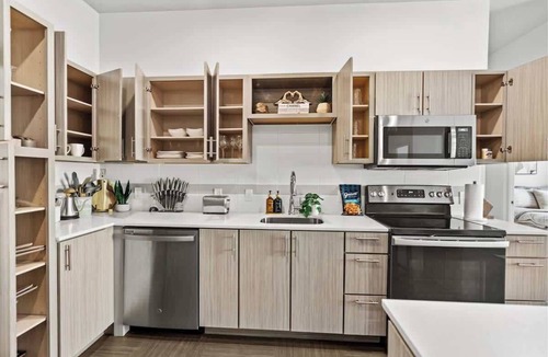 Rogers House | Luxury Unit w/Pool + Gym | LCP Collection