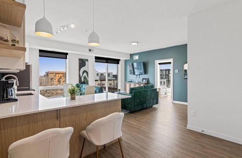 Lyn-Lake Apartment | Luxury Uptown 2Bed Condo with Patio |Gym |Office