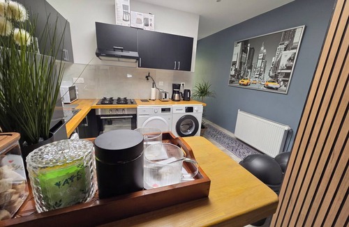 Roubaix House | MAISON LA SOURCE; with 4 bedrooms, a kitchenette (rented separately), and a garden.