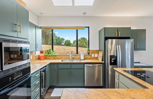 Atascadero House | Mid-Mod Hilltop Retreat Views & Local Wildlife