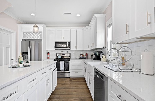 Sharonbrook House | Modern 4 BR/2.5 Bath w/wine & 5 mins to Light Rail