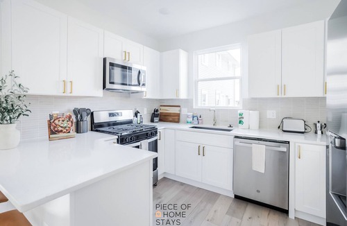 Roselawn Finance House | Modern 4Bed, 3 Baths 1st Floor King Bed by Oakley