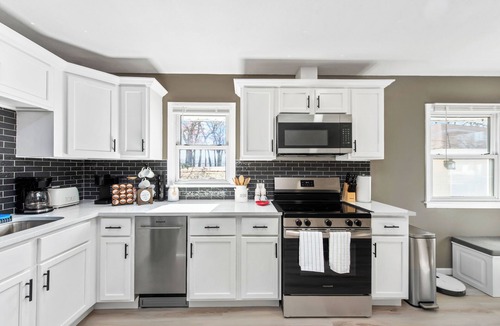 Shoreview House | Modern 4BR Retreat Near MPLS Spacious & Cozy
