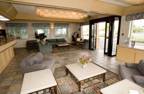Warrenton Hotel | Modern and Comfy Unit, Near Attractions, Pool and Sauna