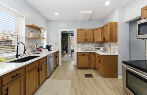 Roselawn Finance House | Modern Cincinnati Getaway I FREE Hot Tub, Fire Pit