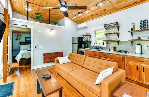 Paris Cottage | Modern Hersey Tiny Home w/Private Hot Tub!