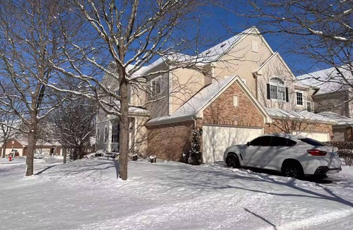Elgin House | Modern Hoffman Estates townhome near NOW Arena