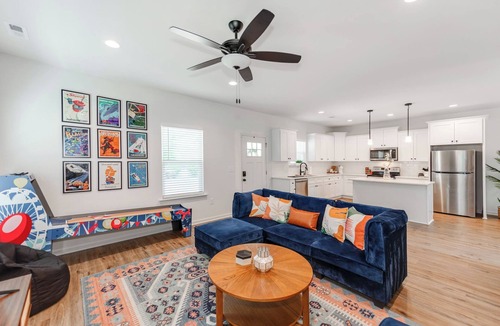 Charlotte House | Modern Home-4miles to city-Fully Fenced-Dogs ok!