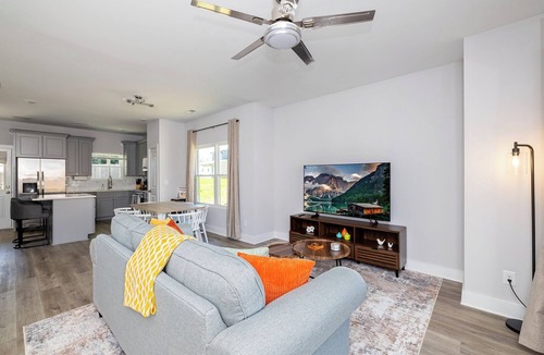 Kannapolis House | Modern Oasis Full Duplex 6 Bed 4.2 Bath, Walk to DT