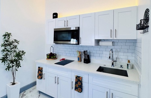 Parkdale House | Modern & Private Apartment with Kitchen in Lehigh Acres – Independent Entry
