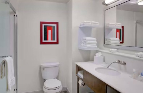Columbus Hotel | Modern Rooms | EV Charging & Indoor Pool | Next to Scioto Downs