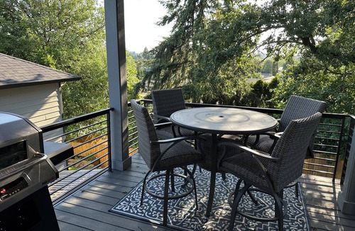 La Center House | Modern spacious 4-bdrm. house in beautiful La Center, with AC & pets allowed.