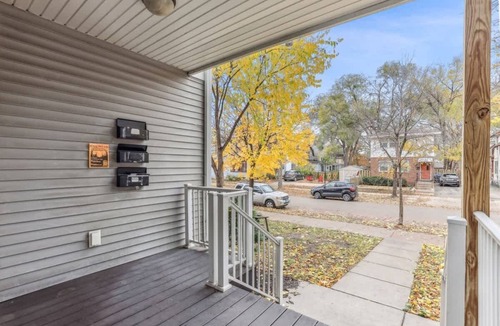 Lyn-Lake House | Modern Spacious 5 Bed 4 Bath Home Near Downtown