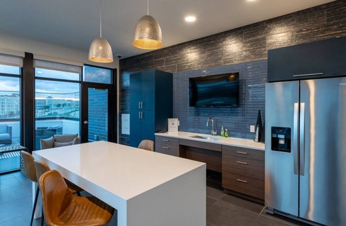 Milwaukee Apartment | Modern Studio Apt with Rooftop, Gym, and Parking