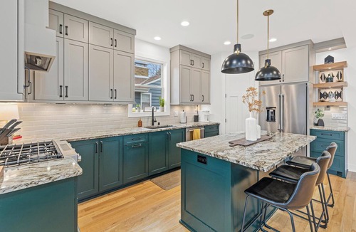 Kenny House | Modern & Stylish 4BR/4BA Getaway in SW Minneapolis!