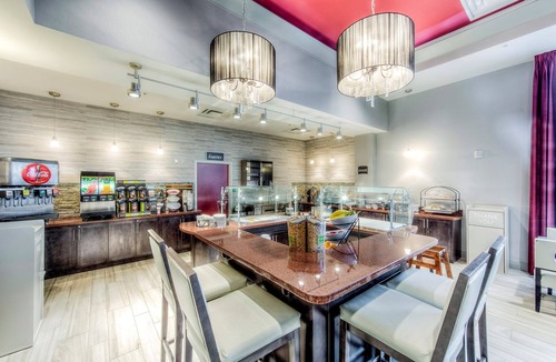 Columbus Apartment | Modern Suite Only 1 Mile from The Ohio State University | Business Center + Heated Indoor Pool