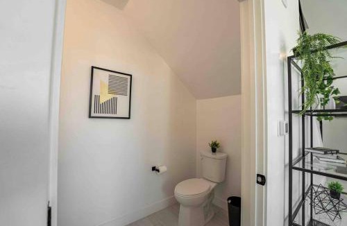 Camelback East Apartment | Modern Townhome in Arcadia with Pool & Fenced Yard