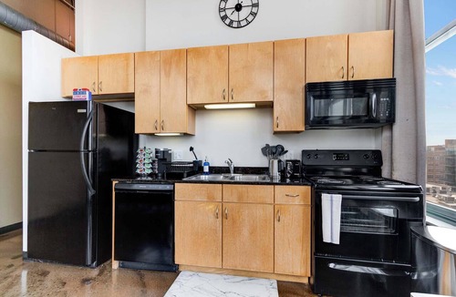 West Loop Apartment | Modern West Loop Gem-City Views & Prime Location 1