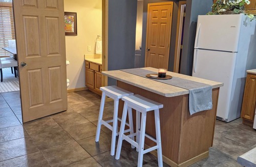 Elida Condo | Modern with traditional style 3-bed+ condo, wifi laundry in charming Laurel Oaks