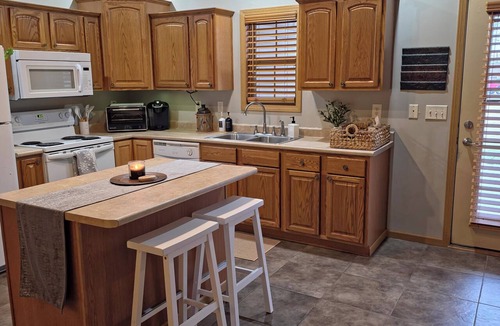 Elida Condo | Modern with traditional style 3-bed+ condo, wifi laundry in charming Laurel Oaks