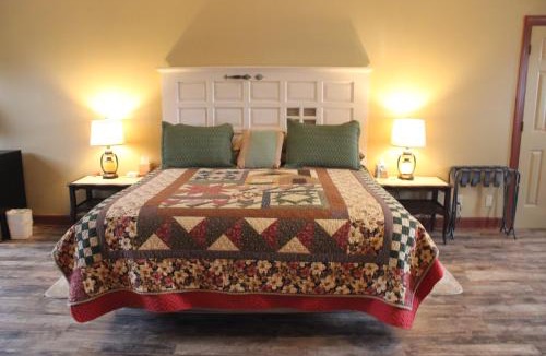 Burks Fork Bed & Breakfast | Moonlight Manor Bed & Breakfast