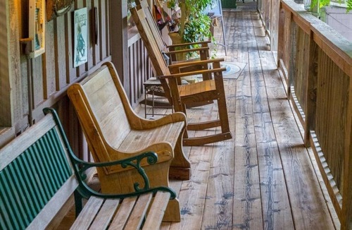 Mount Ida Cottage | Mountain Harbor Forest View Lodge cottage by RedAwning