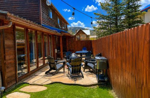 Red River House | Mountain Memories, Walk To Ski Area, Town, Fishing