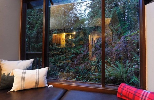 Glacier Condo | Mt Baker Serene End Unit Wood-Burning Fireplace