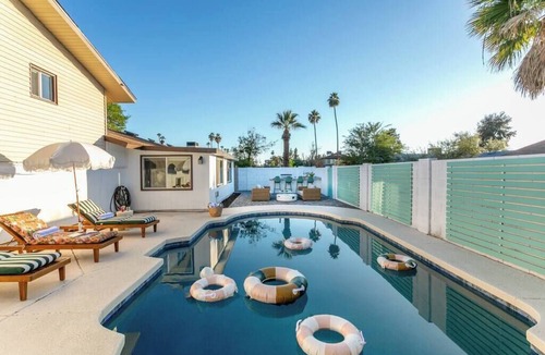 Tempe House | MUSICAL HAVEN|KARAOKE STAGE|JUKEBOX|INSTRUMENTS+!