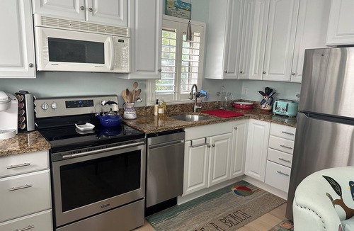 Old Naples Cottage | Naples Historic Home - 1 Bedroom Guest House-steps from beach, quiet setting