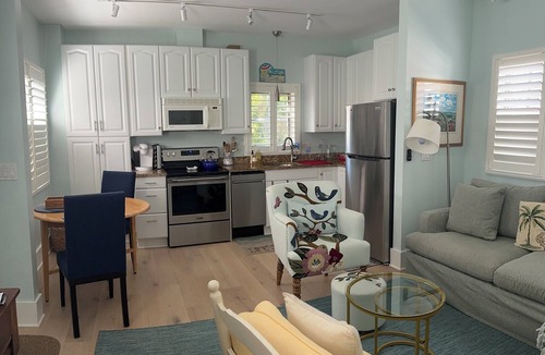 Old Naples Cottage | Naples Historic Home - 1 Bedroom Guest House-steps from beach, quiet setting
