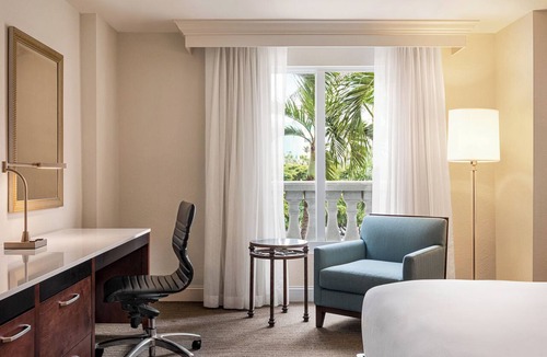 Park Shore Hotel | Naples Vacation Awaits! Elegant King Unit, Pool, Short Drive to the Beach