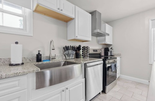 Columbus House | Navy King Ranch | Sleeps 9 | OSU + Easton