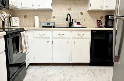 West Seventh Condo | NEW 1-bedroom condo with WiFi, AC in lovely Saint Paul near Hospitals!