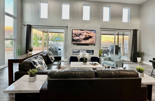 Moab South Valley House | New Exclusive Retreats Panorama 5 Bedroom plus loft ALL SUITE HOME Sleeps 20