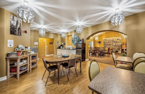 Cathlamet Apartment | NEW! Hotel Cathlamet Room 206 - Garden View King