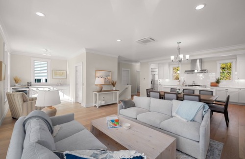 Seabrook House | *New* Seabrook's Solitude: Private Hot Tub & Dog Friendly