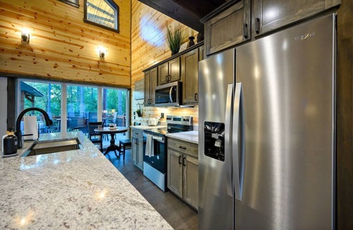 Pickens Cabin | NEW! Secluded-Hot Tub & Outdoor Movies-EV Charging