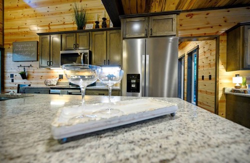 Pickens Cabin | NEW! Secluded-Hot Tub & Outdoor Movies-EV Charging