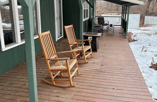 Grayridge House | Newly Renovated 3BR : Quartz Kitchen : Fast Fiber WiFi : Carport Parking