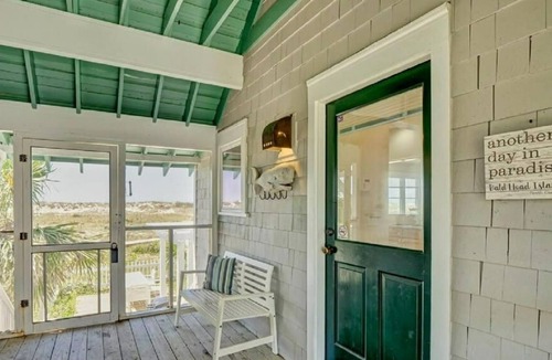 Flora's Bluff House | Ocean Front Pet Friendly Steps to Beach Shoals and BHI Club 2023 Renovation