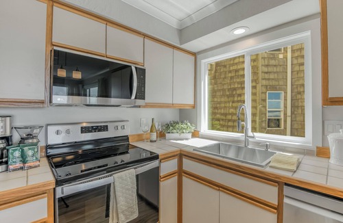 Seaside Condo | Oceanfront 2rd floor Balcony 2 blocks to Turnaround-Work Remotely