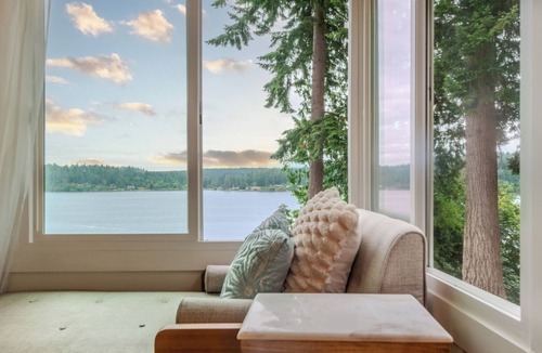 Rollingbay Cottage | Oceanfront boho cottage in Bremerton